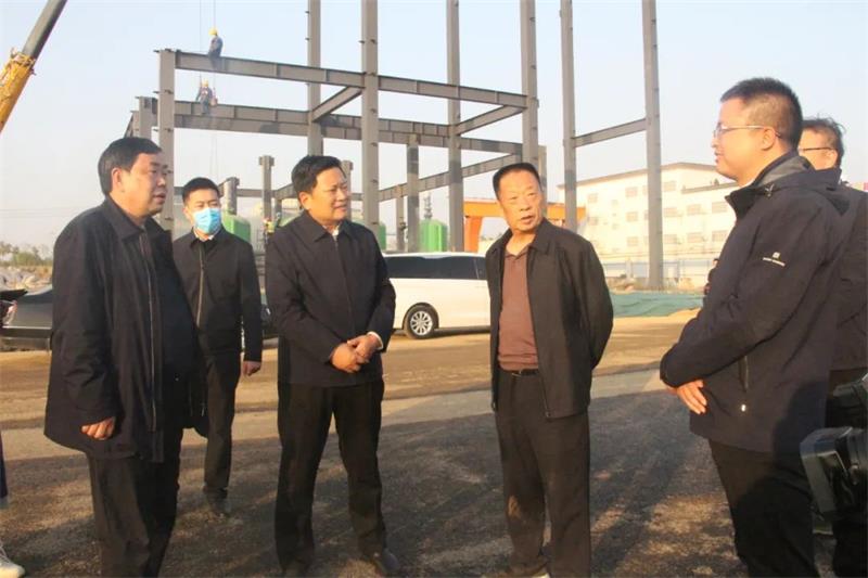 鞏義市委書記袁聚平一行蒞臨義瑞新材料項(xiàng)目施工現(xiàn)場調(diào)研